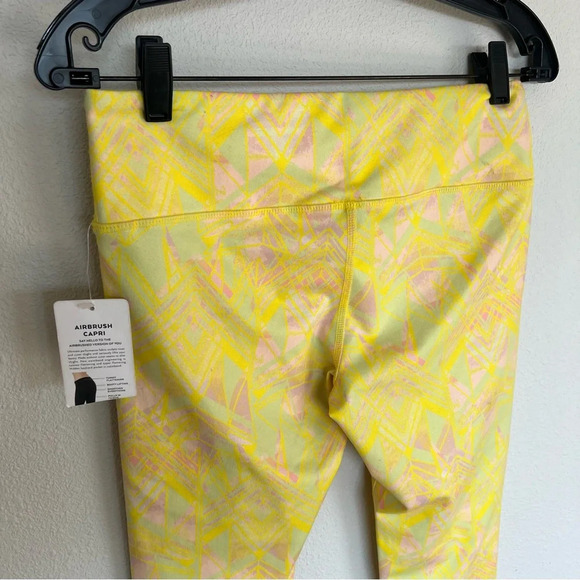 New Alo Yoga Airbrush Capri Leggings Zest Indio Geometric Print NWT Medium - Picture 9 of 13